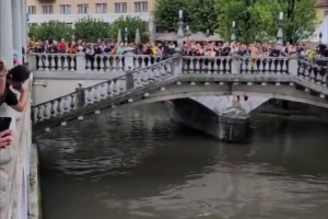 东契奇带队友坐船游览运河球迷高呼湖人加油~有人跳河抢T恤