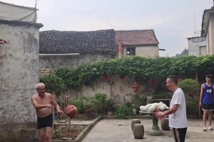 射手世家！爷孙三代在自家后院连进三球